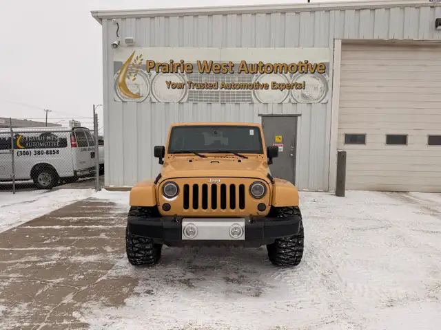 2013 Jeep Wrangler Unlimited Sahara 4WD - No Reported Accidents - Photo 2