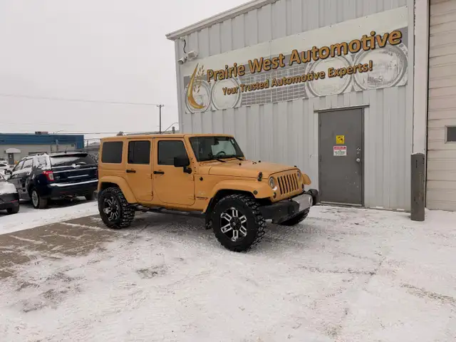 2013 Jeep Wrangler Unlimited Sahara 4WD - No Reported Accidents - Photo 3