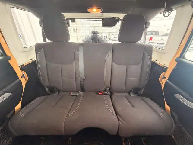 2013 Jeep Wrangler Unlimited Sahara 4WD - No Reported Accidents - Photo 17