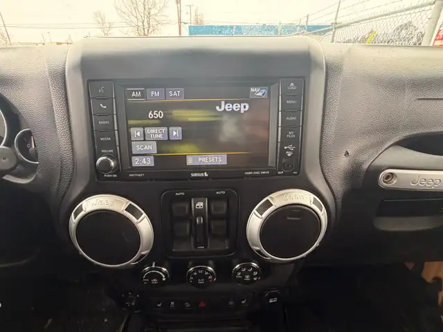 2013 Jeep Wrangler Unlimited Sahara 4WD - No Reported Accidents - Photo 19