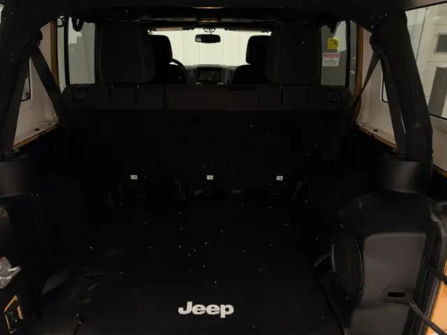 2013 Jeep Wrangler Unlimited Sahara 4WD - No Reported Accidents - Photo 21