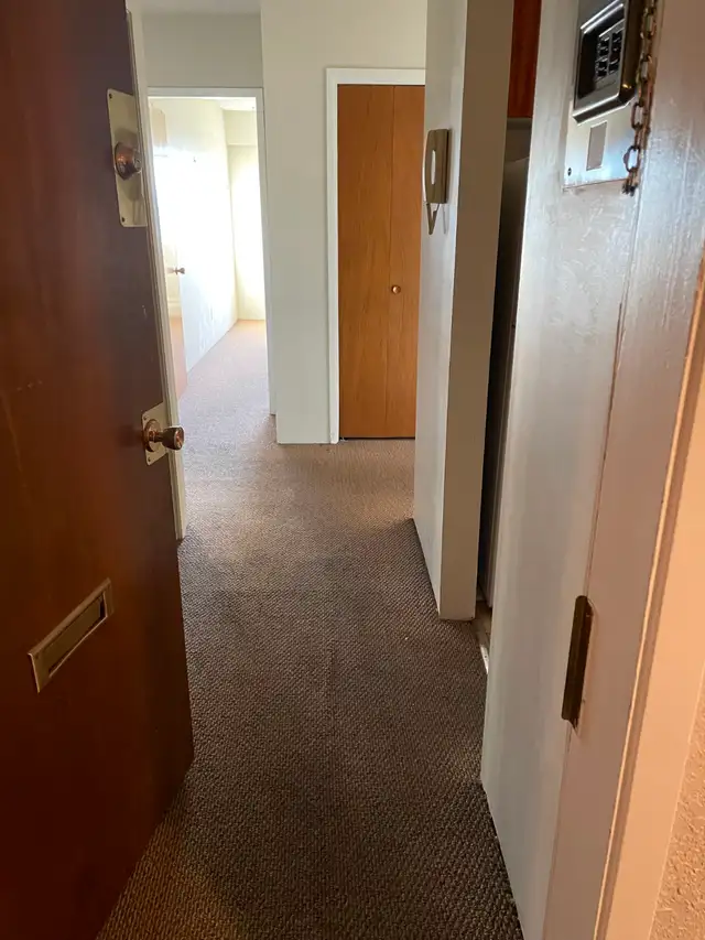 2 BHK near Metrotown - Photo 2