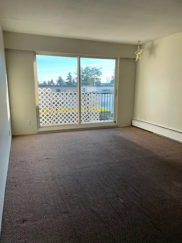 2 BHK near Metrotown - Photo 8