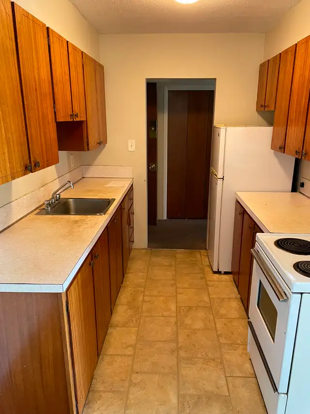 2 BHK near Metrotown - Photo 10