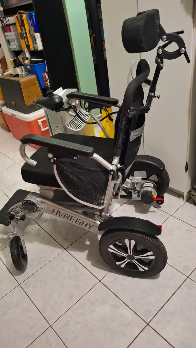 Electric folding wheelchair traveling - Photo 2