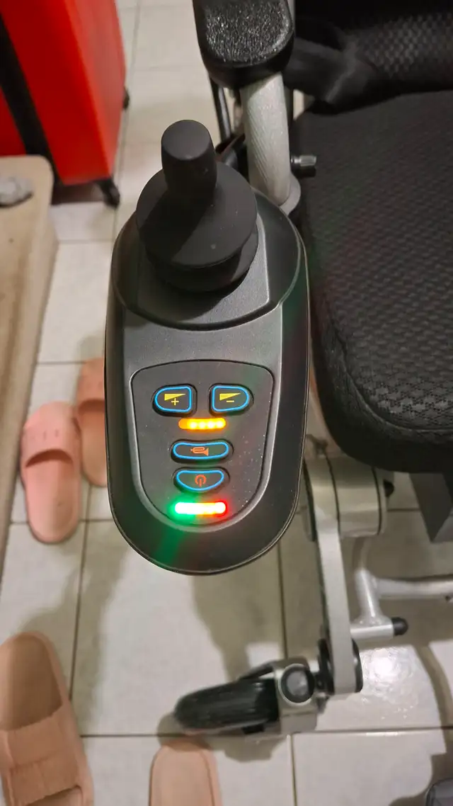 Electric folding wheelchair traveling - Photo 4