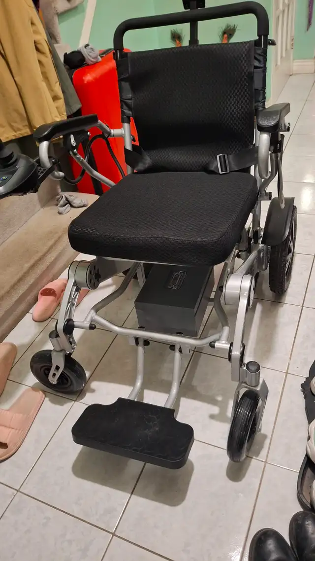 Electric folding wheelchair traveling - Photo 5