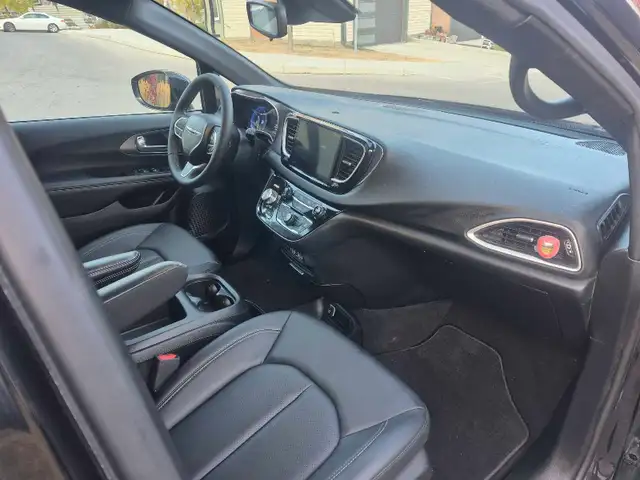 CHRYSLER GRAND CARAVAN SXT 2025 - Photo 8
