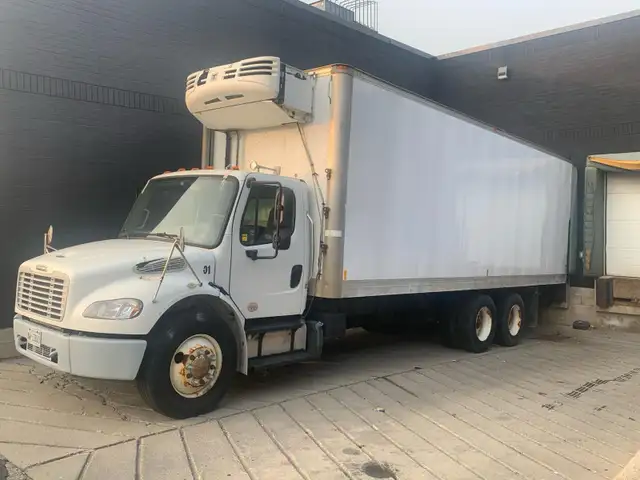 2015 freight liner fm2 106 tandem 26"box