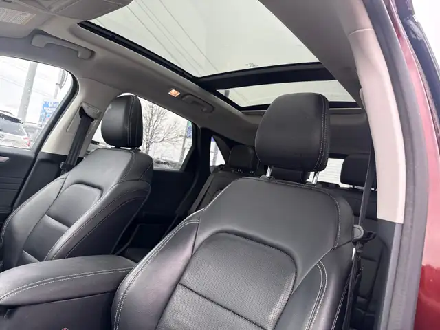 2021 Ford Escape SEL SEL AWD, Leather, Pano Roof! - Photo 16