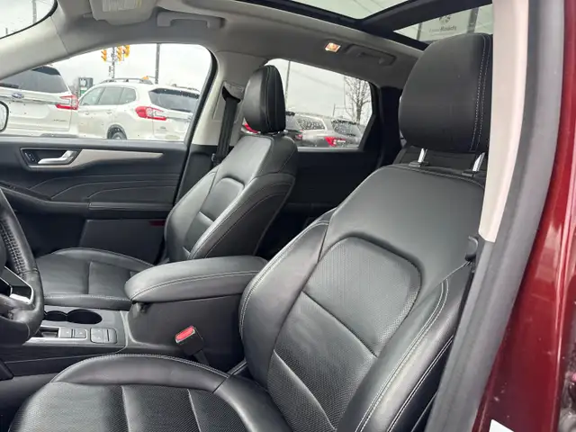 2021 Ford Escape SEL SEL AWD, Leather, Pano Roof! - Photo 17