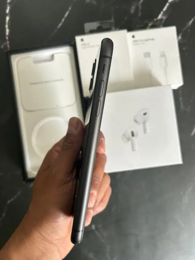 IPHONE 11 64GB Accessories Pkg/Delivery - Photo 3