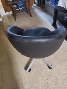 Swivel office chair.