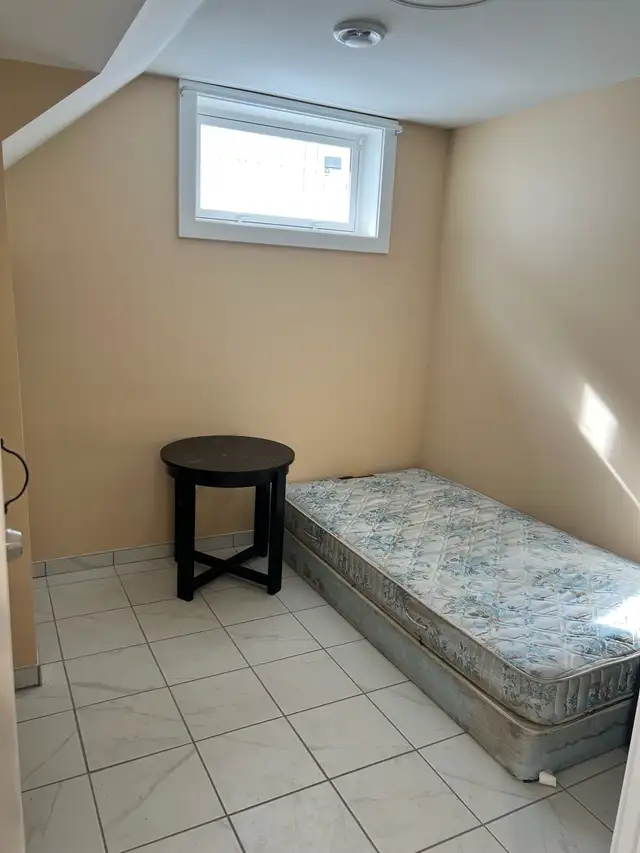 Furniture Room for rent at Center St - Photo 5