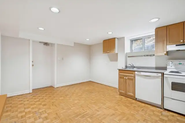 2 Bedroom for lease - Avenue Rd & St. Clair Ave. W. (Foxbar) - Photo 4