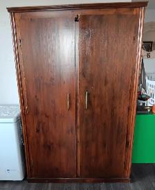 À DONNER. Armoire en bois massif