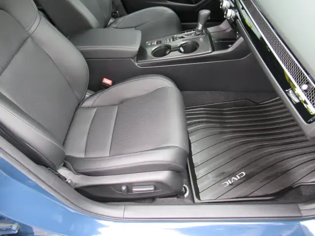 2025 Honda Civic Sedan Hybrid Sport Touring with only 3000kms! F - Photo 7