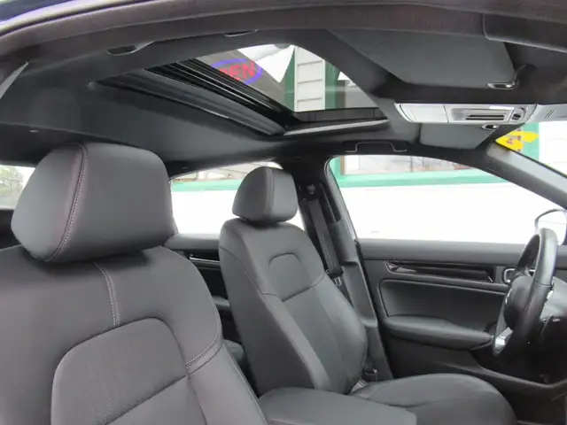 2025 Honda Civic Sedan Hybrid Sport Touring with only 3000kms! F - Photo 8