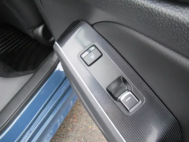 2025 Honda Civic Sedan Hybrid Sport Touring with only 3000kms! F - Photo 11