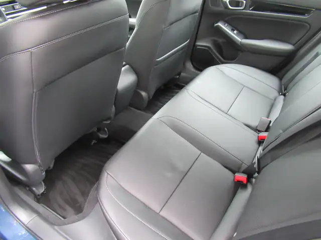 2025 Honda Civic Sedan Hybrid Sport Touring with only 3000kms! F - Photo 17