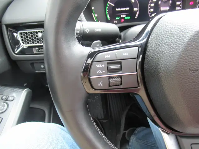 2025 Honda Civic Sedan Hybrid Sport Touring with only 3000kms! F - Photo 24