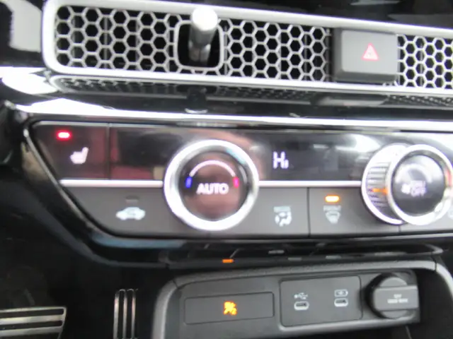 2025 Honda Civic Sedan Hybrid Sport Touring with only 3000kms! F - Photo 30