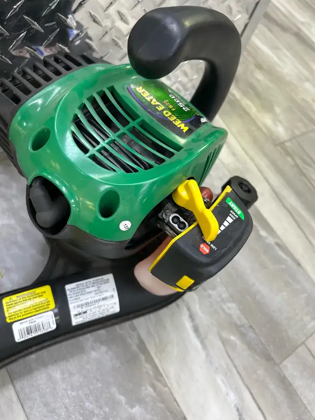 Weed Eater FB25 25CC Gas Leaf Blower - Photo 2