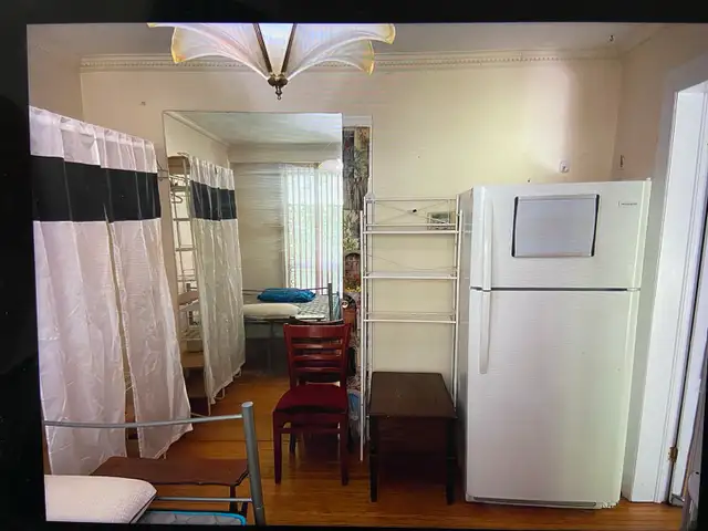 Furnished room, prime location, available April 1, 2026 - Photo 4