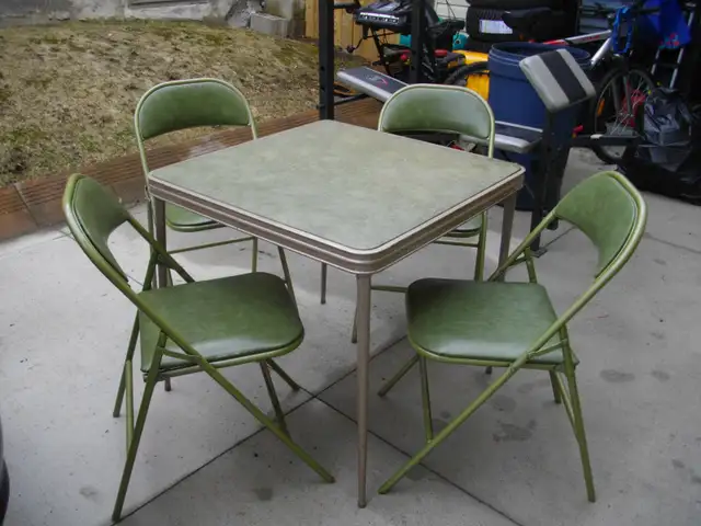 FOLDING CARD TABLE WITH MATCHING CHAIRS