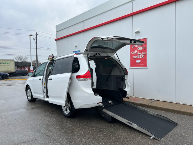 2013 Toyota Sienna MOBILITY WHEELCHAIR ACCESSIBLE VAN-WARRANTY