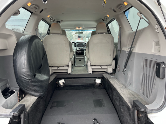 2013 Toyota Sienna MOBILITY WHEELCHAIR ACCESSIBLE VAN-WARRANTY - Photo 6
