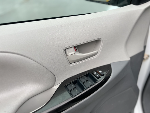 2013 Toyota Sienna MOBILITY WHEELCHAIR ACCESSIBLE VAN-WARRANTY - Photo 14