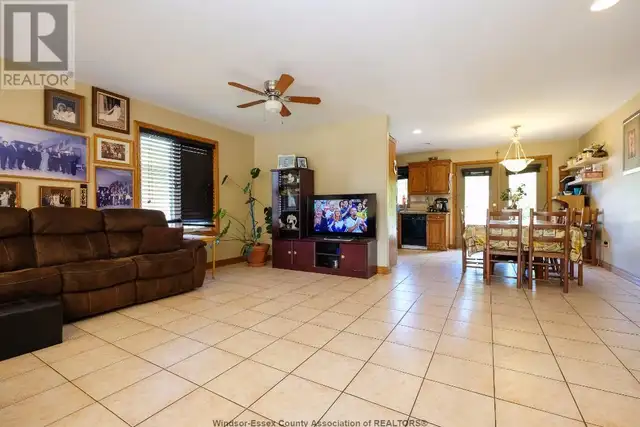 Room in south Windsor for rent - Photo 8