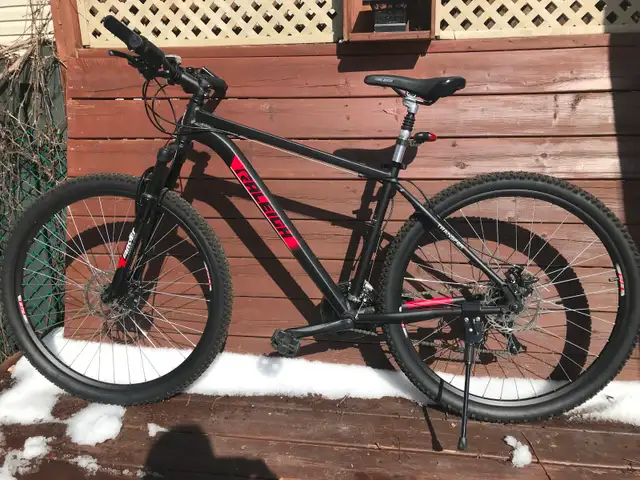Vélo neuf Raleigh Hybride 21 vitesses avec suspension et freins