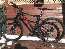 Vélo neuf Raleigh Hybride 21 vitesses avec suspension et freins