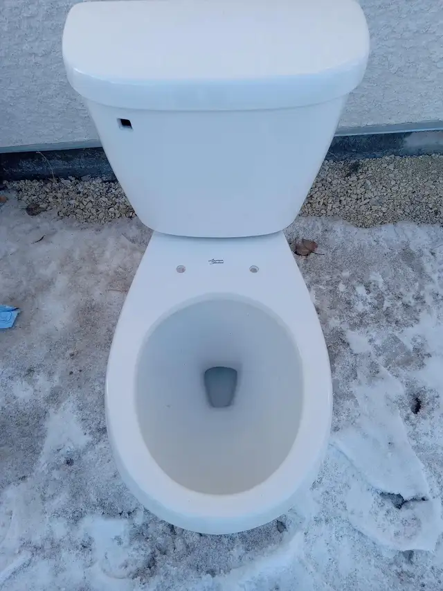 Free American Standard toilet - Photo 2