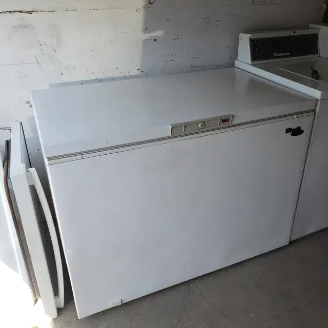 Wood’s Ultra chest freezer. work great has no issues Very Clean - Photo 4