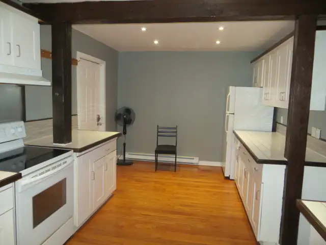 77 Elm Street - Sublet from May 1  - August 28 - $700/m   utils - Photo 2