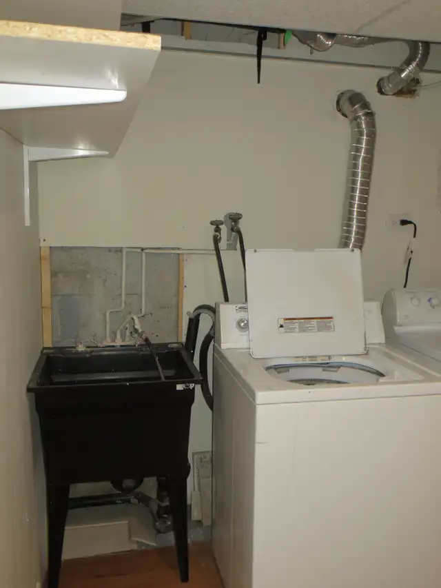77 Elm Street - Sublet from May 1  - August 28 - $700/m   utils - Photo 4