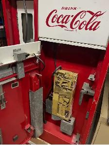 1964 Cavalier Coke Machine in excellent condition. - Photo 2