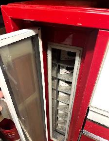 1964 Cavalier Coke Machine in excellent condition. - Photo 3