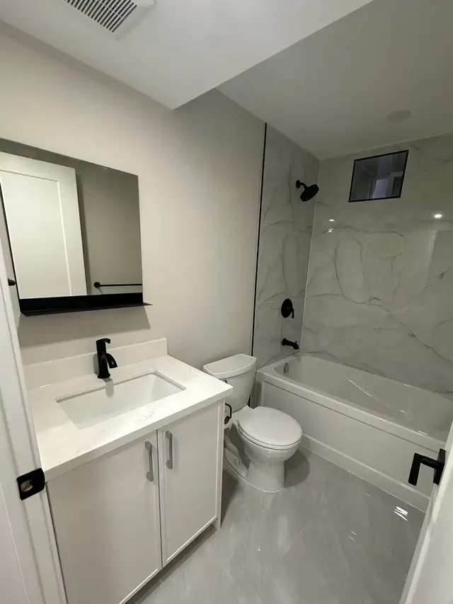 Newly Renovated 2 Bedroom in Roncesvalles/High Park - Photo 6