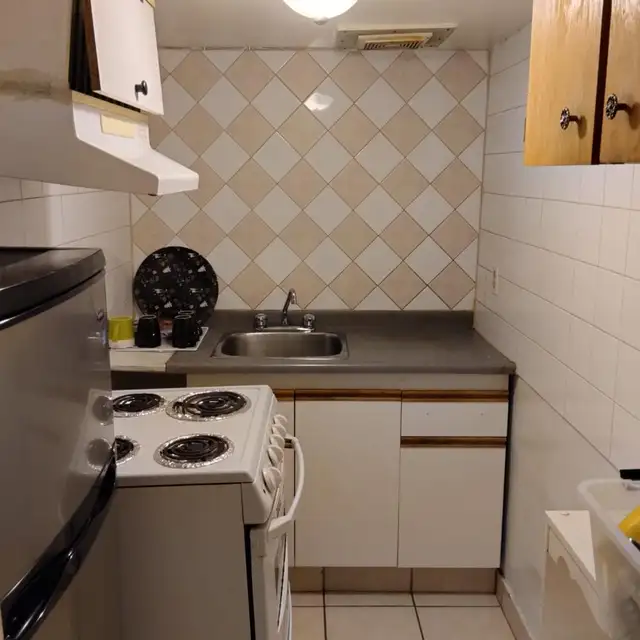 Bachelor basement apartment for rent in North York. - Photo 7