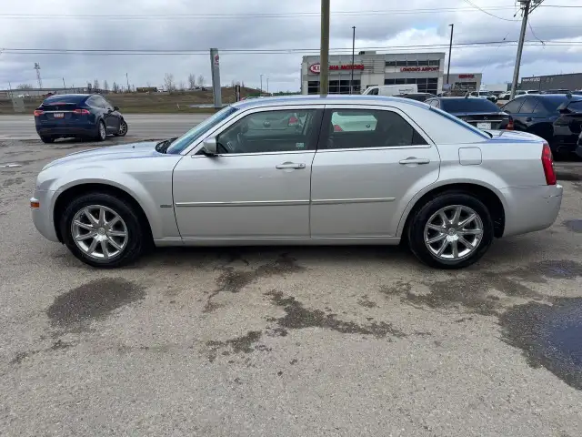 2009 Chrysler 300 Touring, NO ACCIDENTS, ONLY 101KMS, CERTIFIED - Photo 2