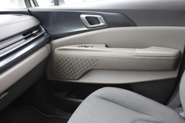 2025 Kia Carnival LX - Photo 17