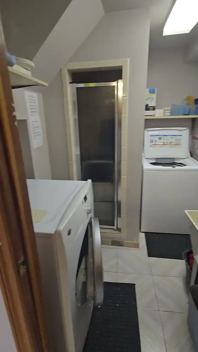 CLEAN ROOM FOR RENT, WIFI, Utilities included, SQUARE ONE - Photo 3