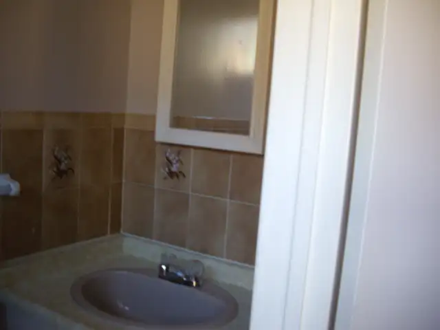 CLEAN ROOM FOR RENT, WIFI, Utilities included, SQUARE ONE - Photo 5