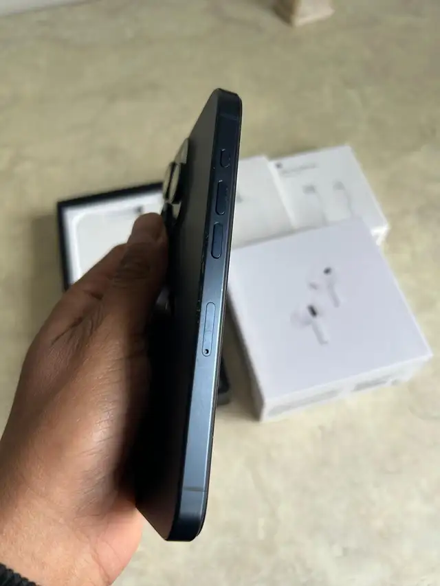 iPhone 15 Pro 128gb 89% batt Airpods/Fast Charger/Delivery - Photo 3