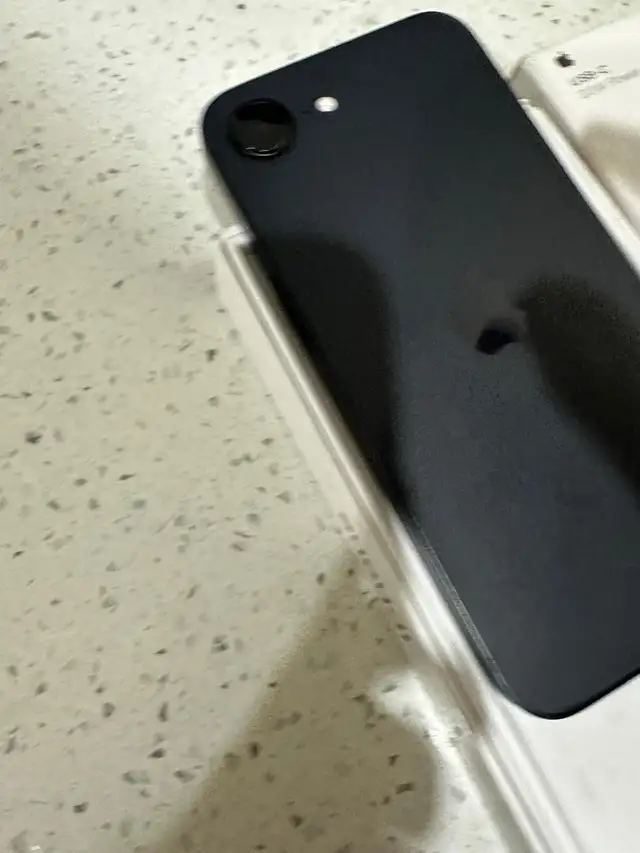iPhone 16e 128gb Airpods/Fast Charger/Delivery - Photo 3