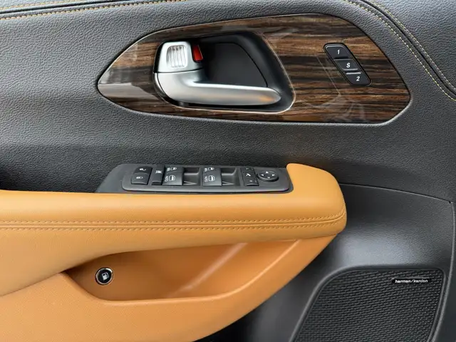 2023 Chrysler Pacifica Hybrid Pinnacle 2WD for sale - Photo 10